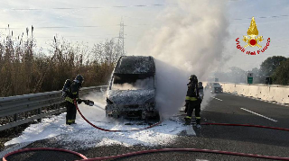 Furgone a fuoco sull’Ascoli-Mare, vigili del fuoco in azione